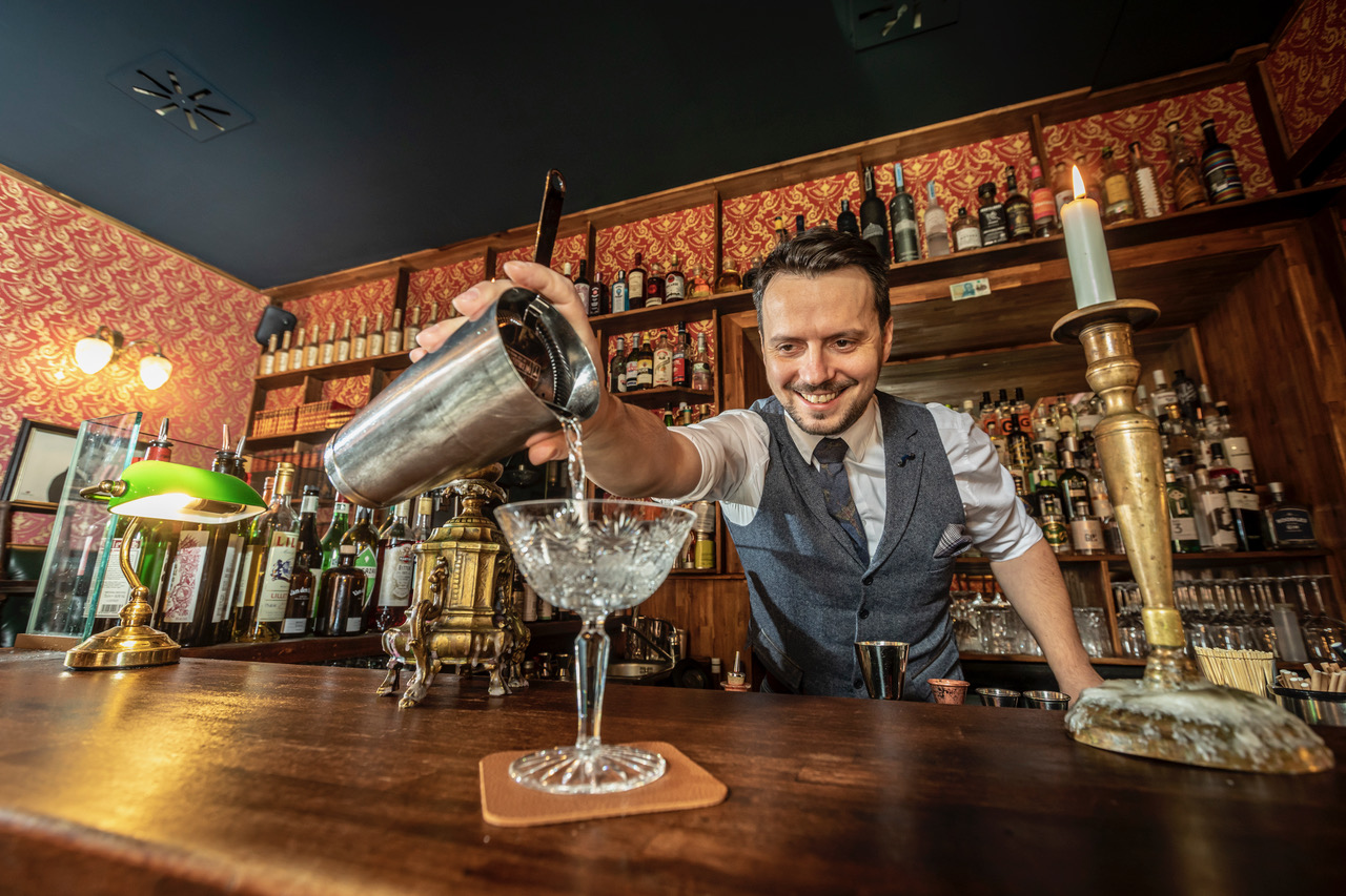Die Begeisterung für Cocktails überträgt Flamur Bajgora als Trainer im Teambuilding-Seminar auf seine Teilnehmer:innen. WIFI-Trainer Flamur Bajgura